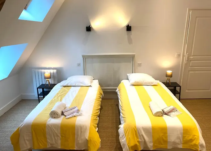 Le Pressoir Du Chateau De Neuville - Piscine Chauffee - Jeux - Foret